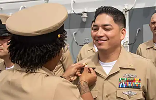 El nativo de Houston recibe el rango de suboficial jefe durante una ceremonia a bordo del USS Boxer