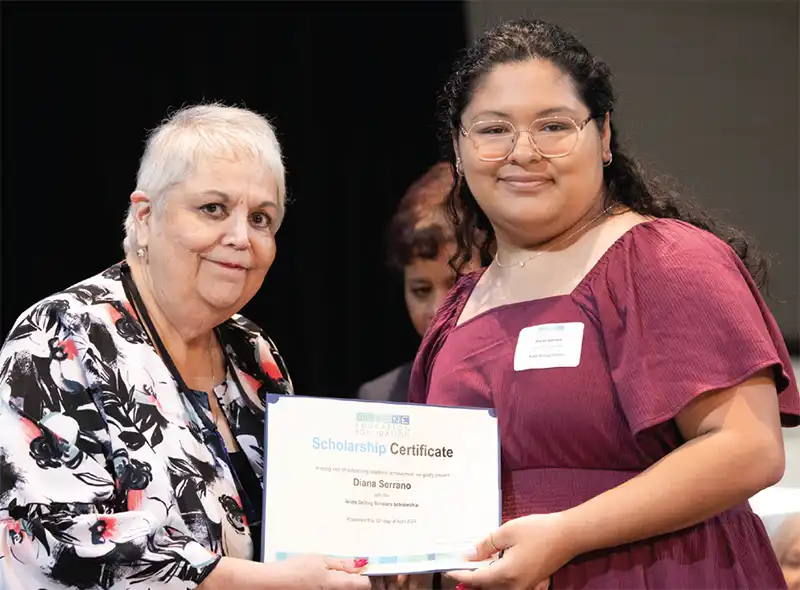 Rose Avalos, miembro de la junta directiva de Aldine ISD, y Rose Avalos, miembro de la junta directiva de la Fundación Educativa Aldine, le presentan a Diana Serrano, estudiante de Aldine ISD, su beca AEF. En un evento histórico, la Fundación Educativa Aldine (AEF) organizó por primera vez su ceremonia anual de becas durante el horario escolar, garantizando que todos los estudiantes pudieran participar, dado que muchos trabajan después de la escuela. A pesar de las preocupaciones iniciales, la ceremonia contó con una participación impresionante, con la asistencia de más de 200 familias y seres queridos en M.O. Centro Educativo Campbell. El evento también se transmitió en vivo en línea y obtuvo más de 500 visitas. La ceremonia comenzó con un Meet and Greet privado en el M.O. Foyer Campbell, donde se mezclaban becarios y donantes. Lo más destacado de la noche fue una conmovedora sorpresa de parte de nuestro socio, Whataburger: una carpa con mesa conmemorativa que declara con orgullo “Graduado 2024” para cada estudiante. Linda Flores Olson, directora de Aldine Education Foundation, dio la bienvenida a los asistentes y destacó la importancia de esta ocasión trascendental: “Hay pocas cosas tan emocionantes como un nuevo comienzo, y comenzar la universidad es de nitivamente uno de los nuevos comienzos más importantes para los estudiantes del último año que se gradúan. ¡Felicidades!” El evento contó con una presentación de Colores Patrios por parte de Aldine HS JROTC y un compromiso encabezado por Aurelio Manriques de Ávalos PTECH. La Dra. LaTonya Go ney, superintendente de Aldine ISD, brindó una cálida bienvenida, seguida de saludos de la presidenta electa, Dra. Charlotte Davis, en nombre de la junta directiva de la AEF, reconociendo a los funcionarios electos y a los deicomisarios por su apoyo.